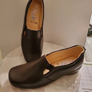 Brown Solid Color 100%  Leather Square toe women's Shoes Size 9/EU 40. Stretch.